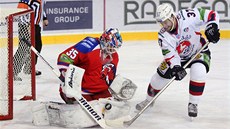 ZÁKROK BETONEM, Brankář Petri Vehanen z HC Lev Praha zasahuje proti Timu ZÁKROK BETONEM, Brankář Petri Vehanen z HC Lev Praha zasahuje proti Timu