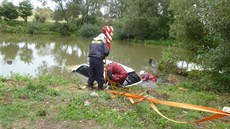 idi BMW skonil cestou z Jinoova smrem k Námti nad Oslavou v rybníce....