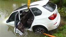 Řidič BMW skončil cestou z Jinošova směrem k Náměšti nad Oslavou v rybníce.... Řidič BMW skončil cestou z Jinošova směrem k Náměšti nad Oslavou v rybníce....