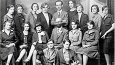 Firemní fotografie Viléma Pospíšila ze dne 26. 6. 1926. Po jeho pravé ruce je... Firemní fotografie Viléma Pospíšila ze dne 26. 6. 1926. Po jeho pravé ruce je...