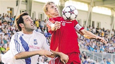Frýdecko-místecký obránce Jan Žídek v souboji s třineckým Pavlem Malířem, Frýdecko-místecký obránce Jan Žídek v souboji s třineckým Pavlem Malířem,