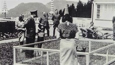 Rochus Misch (vyšší muž vzadu) stojí vedle Hitlerova osobního lékaře Morella.... Rochus Misch (vyšší muž vzadu) stojí vedle Hitlerova osobního lékaře Morella....