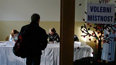 Volební místnost v Karlových Varech při komunálních volbách v roce 2006 Volební místnost v Karlových Varech při komunálních volbách v roce 2006