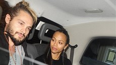 Zoe Saldana s manelem v londýnském taxi.