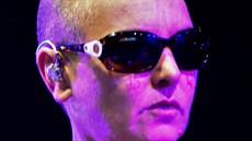 Sinéad O'Connor má na lících červeným inkoustem vytetovaná písmena "B" a "Q". Sinéad O'Connor má na lících červeným inkoustem vytetovaná písmena "B" a "Q".