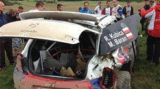 Robert Kubica a jeho citroën po havárii ped rallye v Polsku.