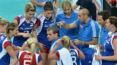 Trenér Carlo Parisi udílí pokyny českým volejbalistkám. Trenér Carlo Parisi udílí pokyny českým volejbalistkám.