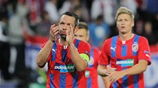 DÍKY, FANOUŠCI. Plzeňští fotbalisté děkují svým příznivcům za podporu. DÍKY, FANOUŠCI. Plzeňští fotbalisté děkují svým příznivcům za podporu.