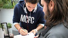 Lovec popisů Jindřich Šťastný si nenechal ujít příjezd fotbalistů Manchesteru... Lovec popisů Jindřich Šťastný si nenechal ujít příjezd fotbalistů Manchesteru...