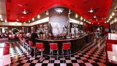 Interiér restaurace je kopií amerických "diningů". Interiér restaurace je kopií amerických "diningů".