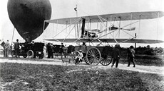 Letoun Wright Flyer Model A bhem transportu na vojenskou základnu Fort Myer...