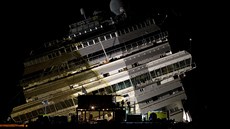 Costa Concordia tém ped napímením v úterý nad ránem