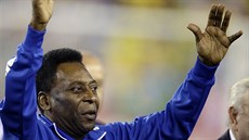 Brazilská legenda Pelé zdraví fanouky v amwrickém Bostonu.
