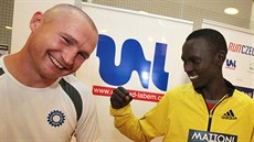 Keňský vytrvalec Daniel Kipchumba Chebii hecuje českého boxera Lukáše... Keňský vytrvalec Daniel Kipchumba Chebii hecuje českého boxera Lukáše...