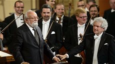 Krzysztof Penderecki (vlevo) dkuje publiku za ovace po uvedení jeho Adagia ze