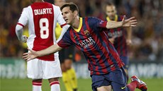 STÍLÍM GÓLY BEZ USTÁNÍ. Lionel Messi z Barcelony slaví svj gól proti Ajaxu