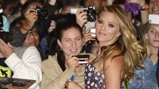 Scarlett Johanssonová s fanouky (Toronto, 9. záí 2013)