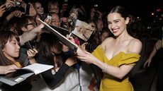 Emilia Clarke s fanouky (Toronto, 8. záí 2013)