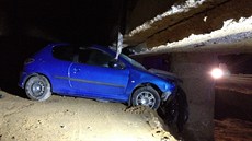 Auto se po pádu z mostu zaklínilo o jeho pilíř. Auto se po pádu z mostu zaklínilo o jeho pilíř.
