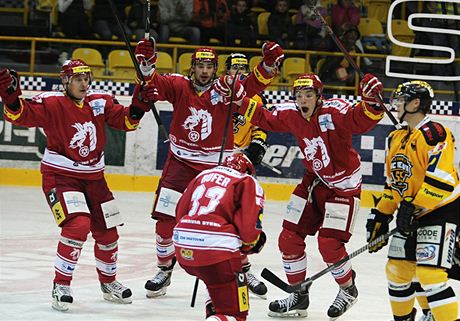 A JE TAM. Tinetí hokejisté oslavují gól do branky Litvínova.