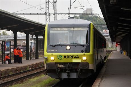 Vlak spolenosti Arriva poprvé vyjídí z Prahy do Kralup nad Vltavou.
