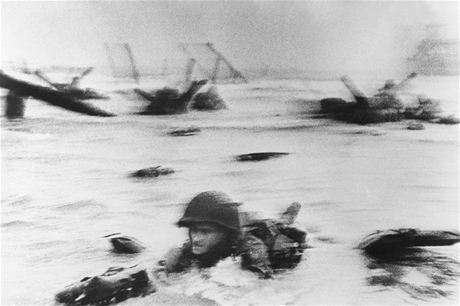 Voják spojenecké armády pi vylodní na plái Omaha v Normandii na ikonickém...