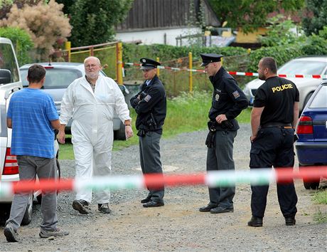 Policisté pi vyetování loské vrady manelského páru v Tymákov. (11.