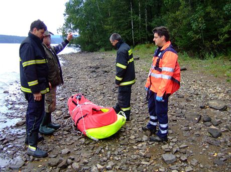 Mu byl umístn do vakuové matrace a na podvsovém lan transportován na druhý