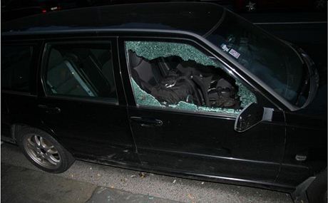 Zlodj rozbil skla nkolika aut. (Ilustraní snímek)