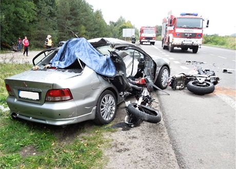 Spolujezdkyn z osobního auta a motorká na míst zemeli. 