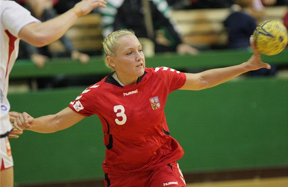 Jana Knedlíková v souboji s norskou obranou.