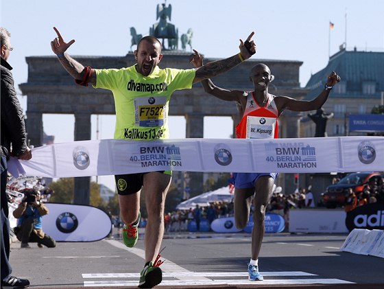 FALENÝ VÍTZ. V Berlín se z maratonského vítzství radoval Wilson Kipsang,