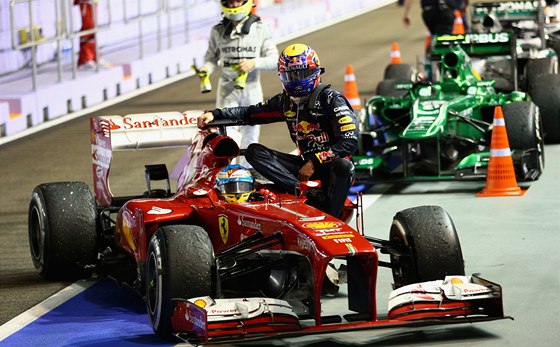 TAXÍK. Marka Webbera musel do cíle Velké ceny Singapuru dovézt Fernando Alonso