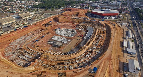 Fotbalový stadion v brazilském mst Manaus. Snímek z poátk výstavby v záí...