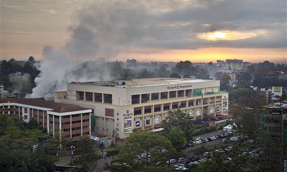Z nairobského nákupního centra Westgate jet ve tvrtek veer stoupal dým (26.