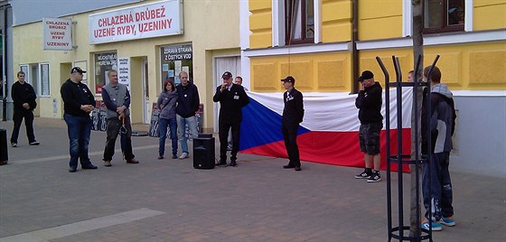 Deset lidí se selo na Lannov tíd v eských Budjovicích. Pili...