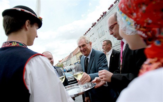 V Kyjov prezident Milo Zeman nepohrdl pro msto symbolickým vinným pípitkem....