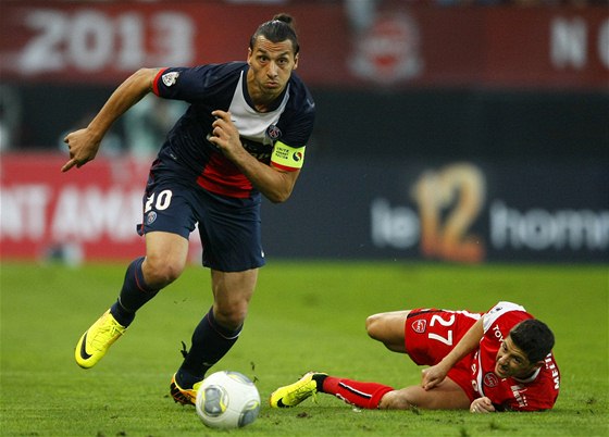 ZA MÍEM. Zlatan Ibrahimovi v utkání francouzské ligy Valenciennes - PSG.