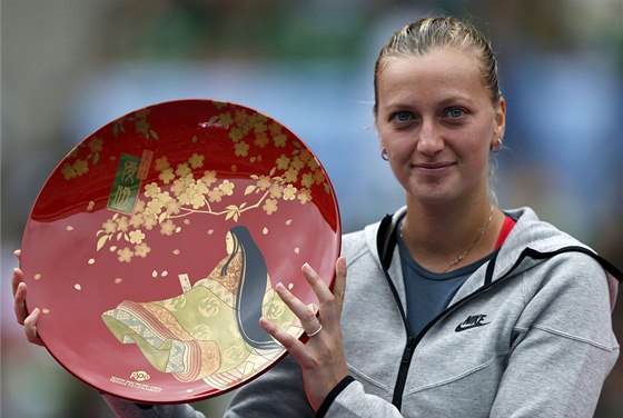 DOSTALA I TALÍ. Petra Kvitová pózuje s trofejí pro vítzku tenisového turnaje