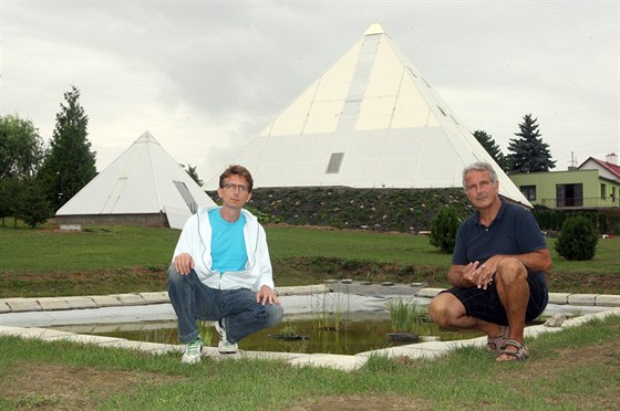 Pyramidu postavil i s jejím mením dvojetem 57letý podnikatel Karel Pálka...