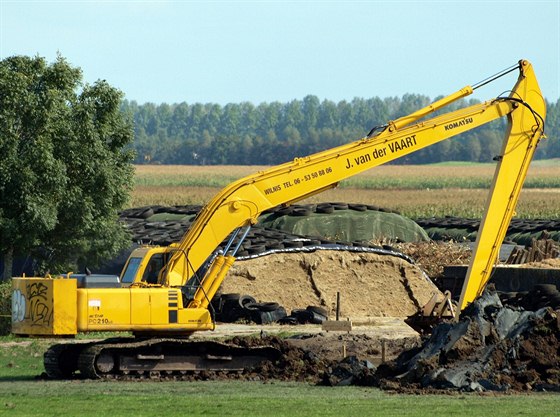 Pásový bagr Komatsu PC210LC.