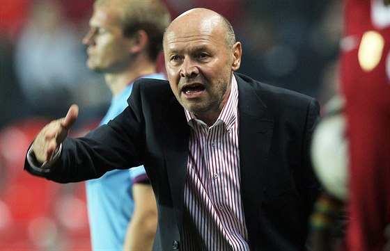 Miroslav Koubek, trenér fotbalové Slavie, kouuje svj tým v derby proti Spart.