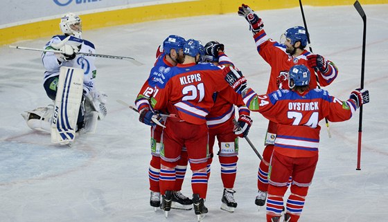 Hokejisté Lva Praha se radují z gólu v utkání proti Dynamu Moskva. 