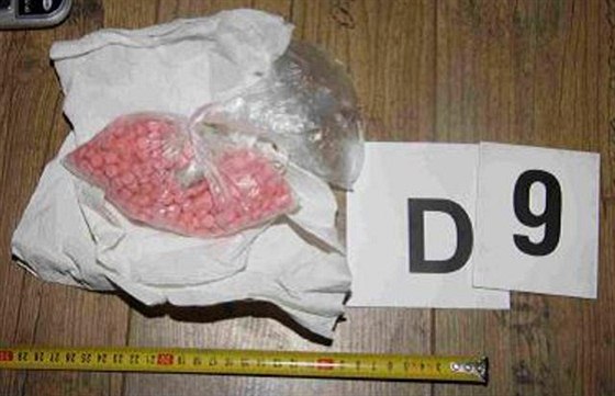Policisté pi domovních prohlídkách nali i pipravené tablety.