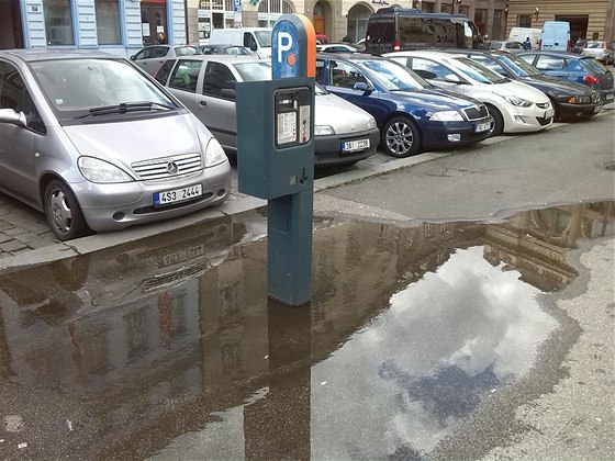 Parkovací automat na Senováném námstí po deti obklopuje voda.