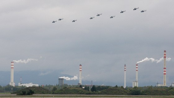 Loni v záí se vrtulníky symbolickým peletem s Perovem louily (na snímku), nyní nad ním v rámci cviení NATO zaburácí znovu.