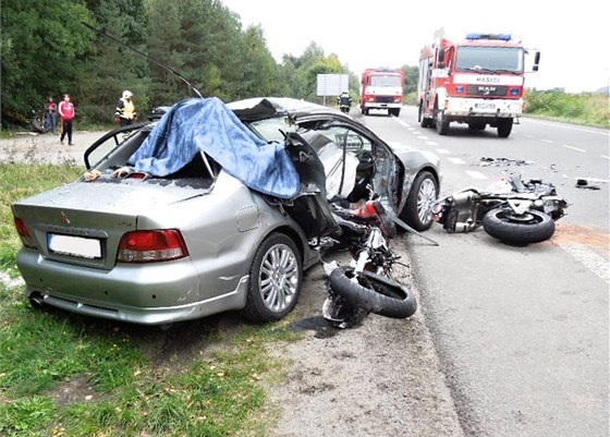 Smrtí motorkáe a idie auta skonila v sobotu v podveer na Olomoucku nehoda motorky a auta (ilustraní snímek)