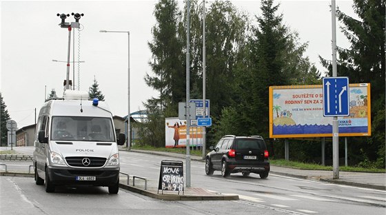 V pohraniní obci Habartice hlídkovalo speciální policejní auto. 