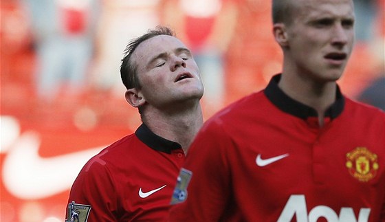 MISTR SE TRÁPÍ. Minule Wayne Rooney a spol utrpli debakl s Manchesterem City,