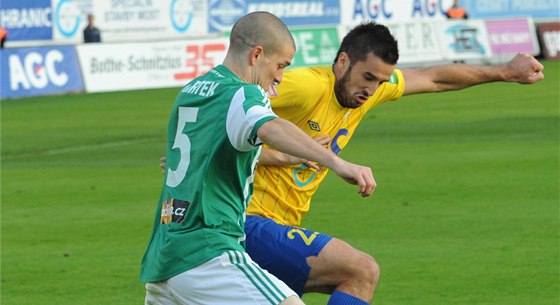 BOJ O MÍ. Bartek z Bohemians (vlevo) versus teplický Mahmutovi.